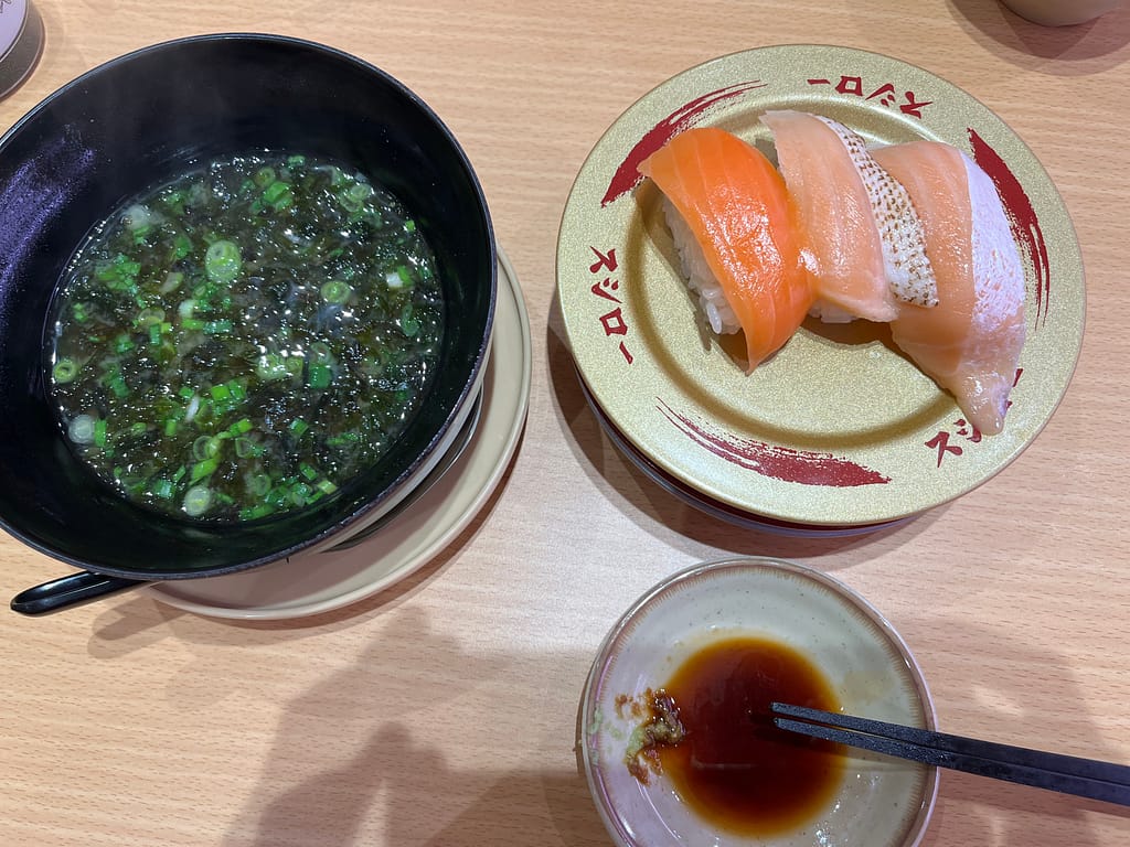 サーモン3種盛り。味噌汁は出しが効いて「回転寿司のお味噌汁」という感じでした。
