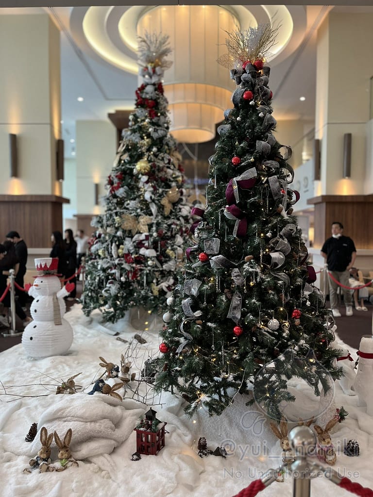 パンタイホスピタル:ロビー。嘘みたいにきれいなクリスマスツリー。ピアノの生演奏もある。
